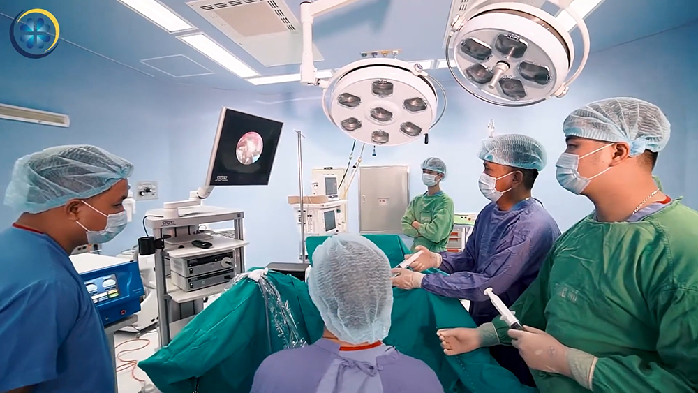 Các bác sĩ Bệnh viện Đa khoa tỉnh thực hiện một ca phẫu thuật cấp cứu bệnh nhân.