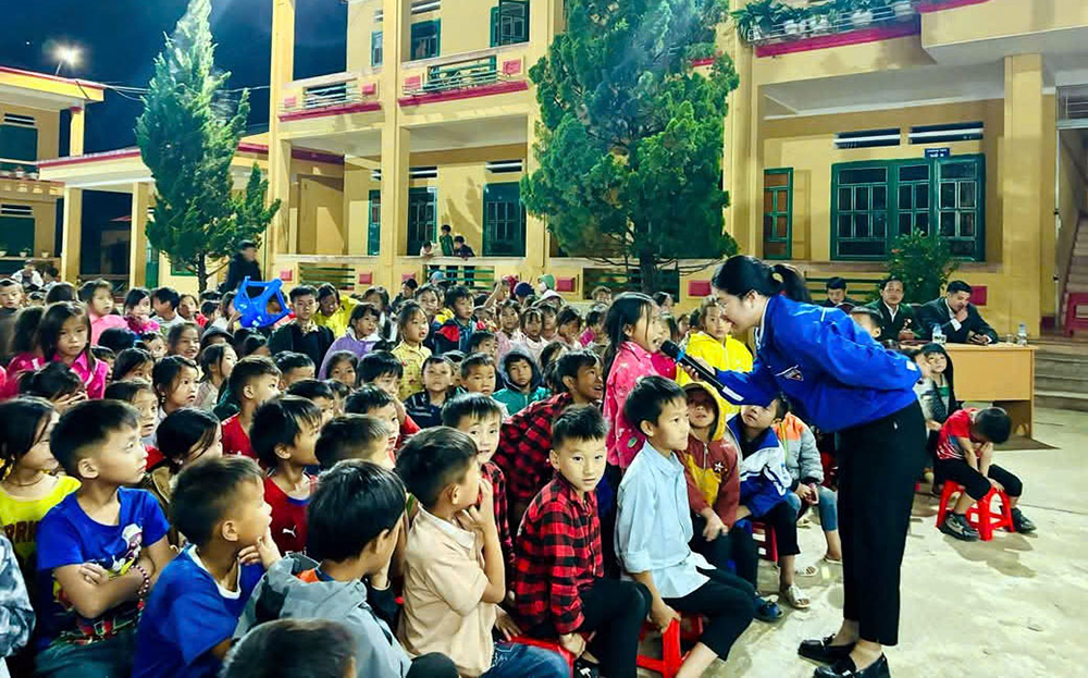 Huyện đoàn Mù Cang Chải phối hợp tuyên truyền pháp luật cho thanh, thiếu nhi tại Trường Phổ thông Dân tộc Bán trú Tiểu học & THCS Chế Cu Nha.