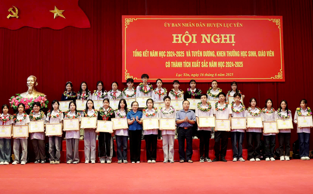 UBND huyện Lục Yên tổ chức khen thưởng cho các học sinh đạt thành tích cao trong năm học 2024- 2025