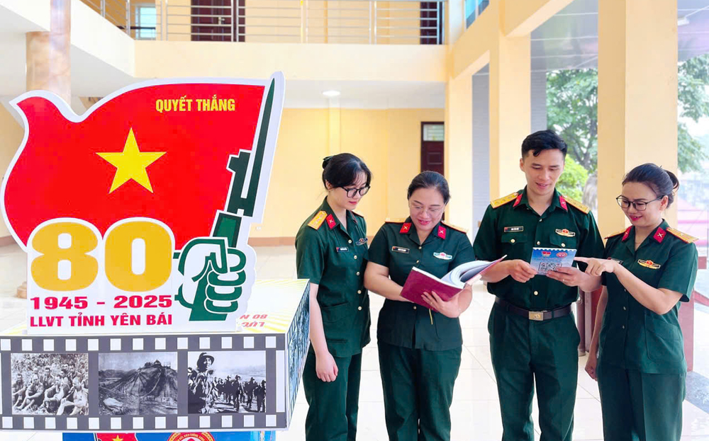 Thiếu tá Đoàn Thị Hạnh (người thứ hai từ trái sang) cùng đồng đội trao đổi tài liệu chuyên môn.