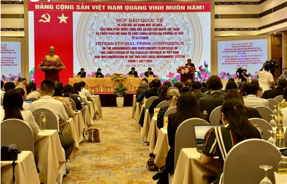 Các đại biểu chủ trì Họp báo quốc tế công bố chính thức Quyết định vận hành tổ chức bộ máy mới của Việt Nam theo mô hình tổ chức chính quyền địa phương 2 cấp từ ngày 1/7.2025