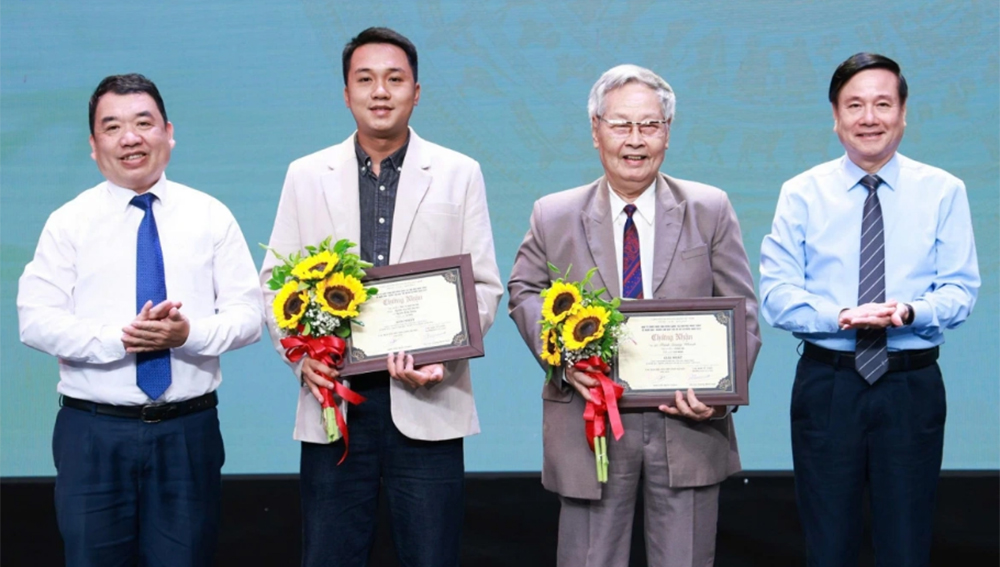 Các tác giả đoạt Giải Nhất Cuộc vận động sáng tác văn học nghệ thuật với chủ đề “Nghề báo – Người làm báo Thủ đô và cả nước 2025” (nguồn: Tạp chí Người Hà Nội)