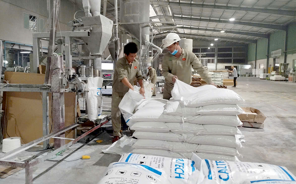 Công nhân làm việc tại Khu công nghiệp phía Nam, tỉnh Yên Bái