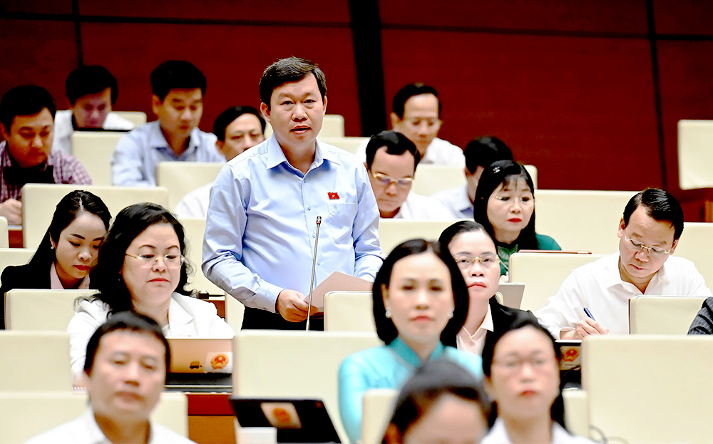 Đại biểu Nguyễn Quốc Luận - Phó trưởng Đoàn ĐBQH tỉnh Yên Bái tham gia thảo luận tại Hội trường.