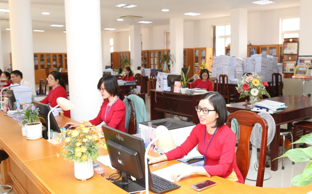 Cán bộ Kho bạc Nhà nước khu vực I đang xử lý công việc.