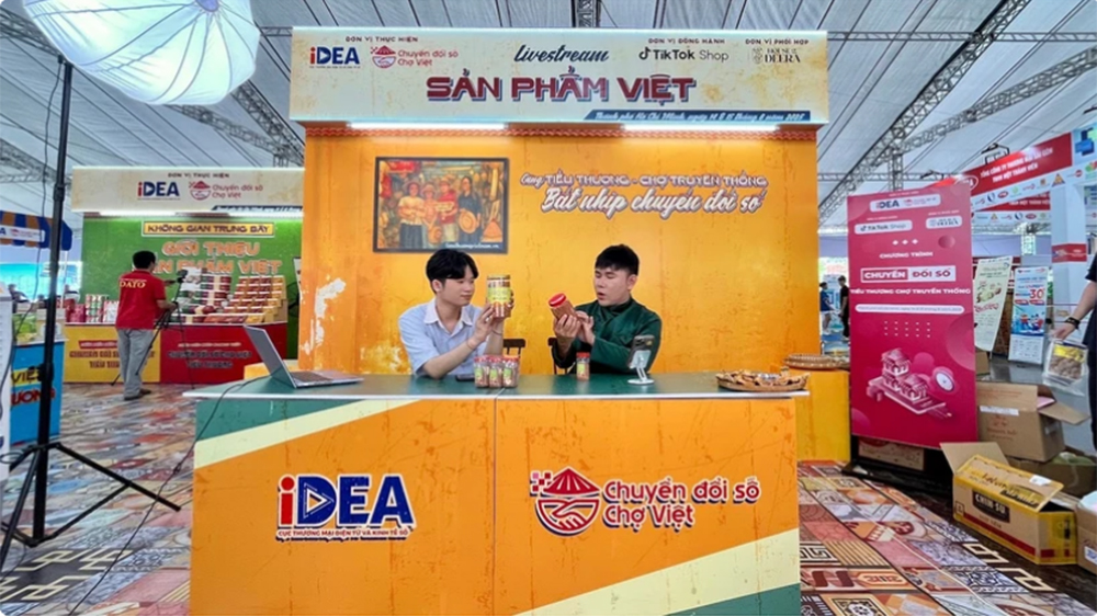 Phiên livestream được vận hành bởi MCN House of Deera với sự tham gia của những nhà sáng tạo tâm huyết với hàng Việt.
