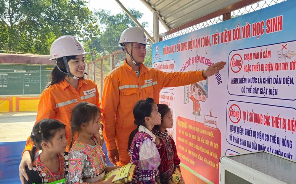 Công nhân PC Yên Bái tuyên truyền học sinh không thả diều gần đường dây điện.