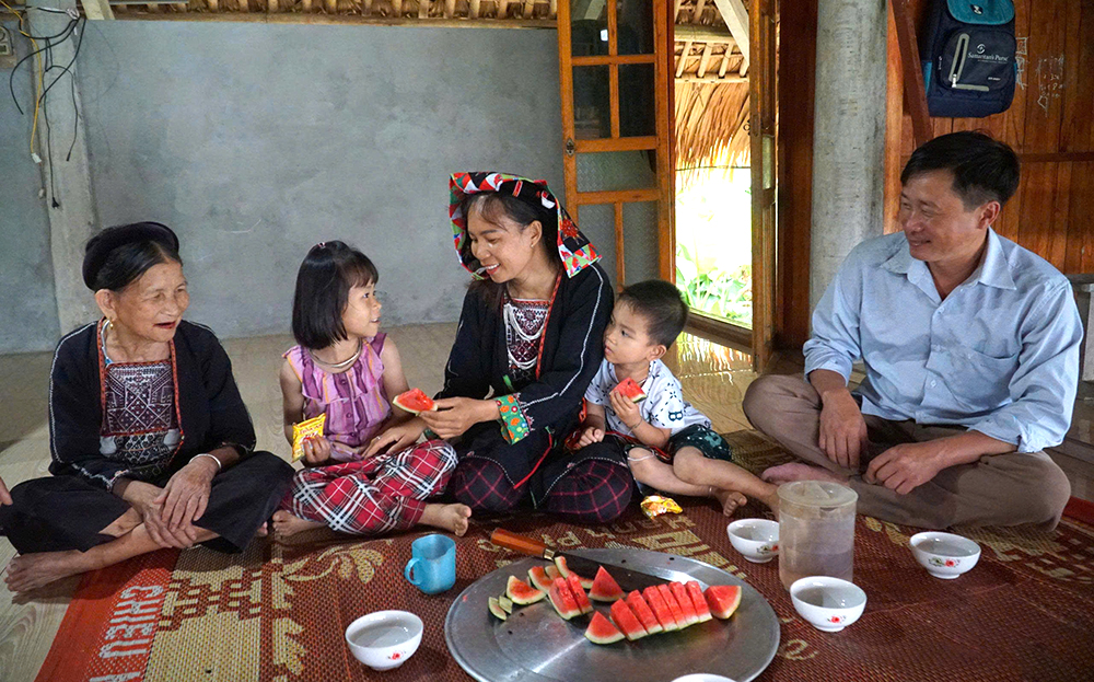 Gia đình chị Lý Thị Mơ, thôn Ngòi Khương, xã Yên Thành, huyện Yên Bình trong giờ nghỉ ngơi.