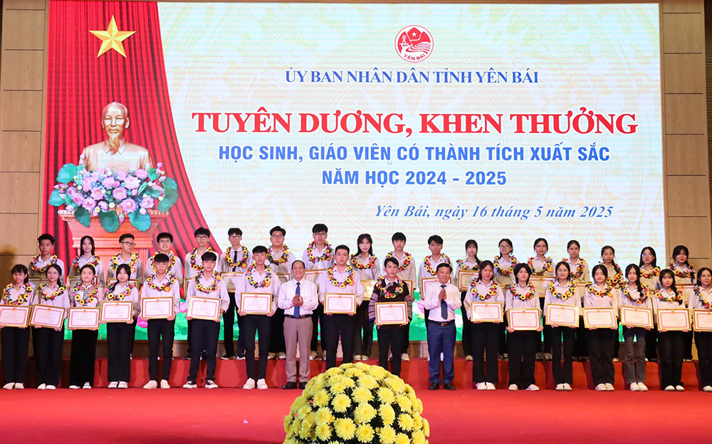 Nhiều học sinh được tuyên dương, khen thưởng vì thành tích đạt được trong các kỳ thi chọn học sinh giỏi cấp tỉnh, cấp quốc gia.
