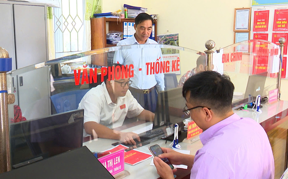 Bộ phận Phục vụ hành chính công xã Đại Lịch, huyện Văn Chấn ứng dụng công nghệ thông tin vào giải quyết thủ tục hành chính.