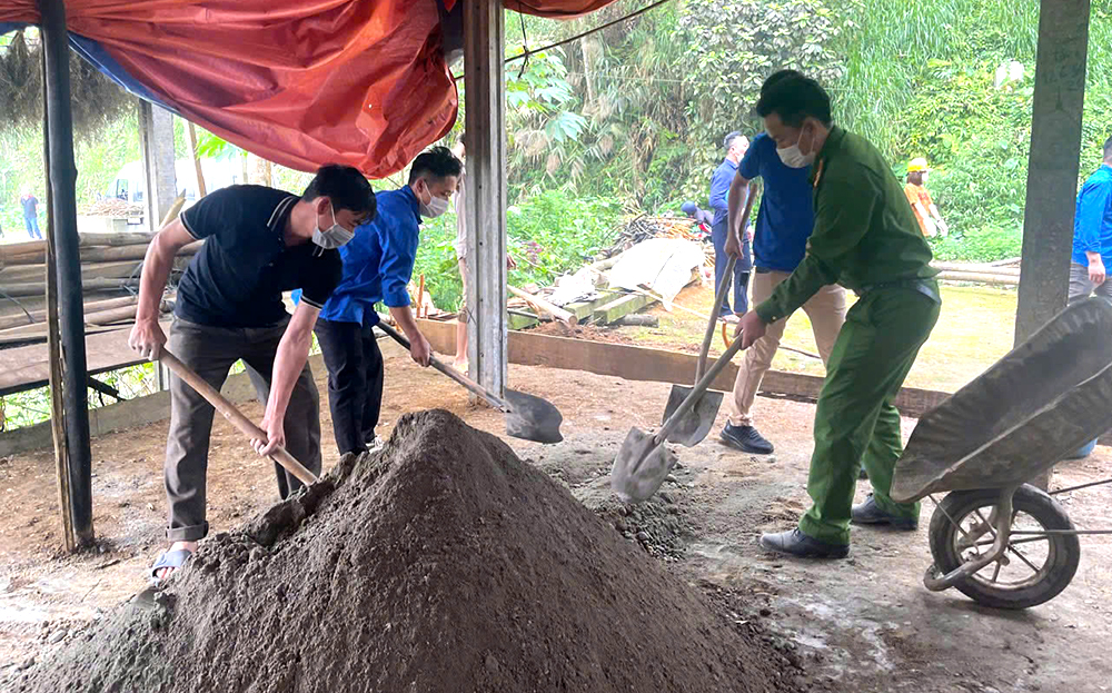 Các đoàn viên, thanh niên cùng cán bộ, chiến sỹ công an và người dân hỗ trợ hộ nghèo xã Nà Hẩu làm nhà ở.