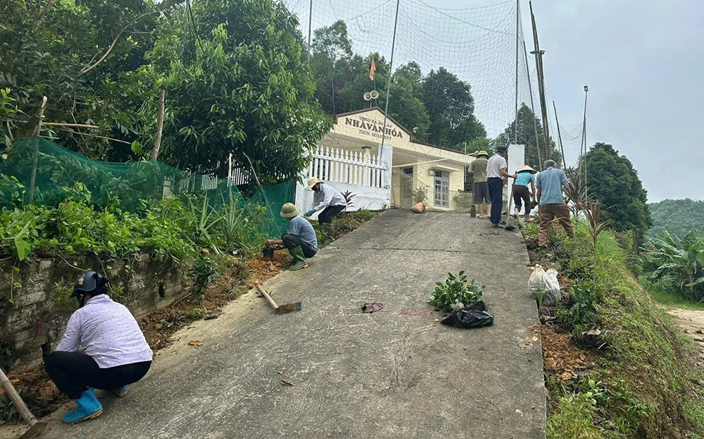 Thành viên Câu lạc bộ Liên thế hệ tự giúp nhau Trấn Thanh 2 tham gia vệ sinh các tuyến đường trên địa bàn.