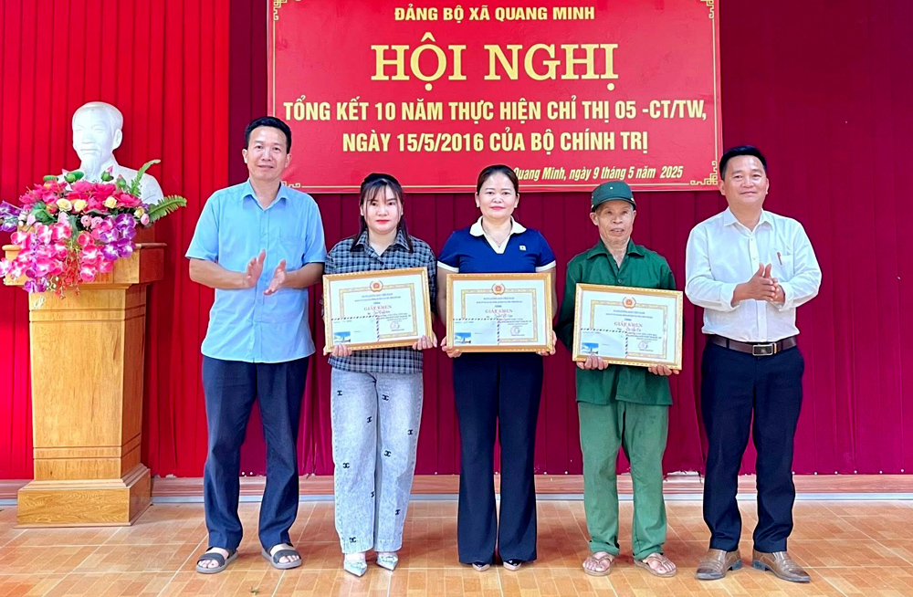 Đảng bộ xã Quang Minh, huyện Văn Yên tặng Giấy khen cho các tập thể, cá nhân điển hình trong thực hiện Chỉ thị số 05 của Bộ Chính trị.