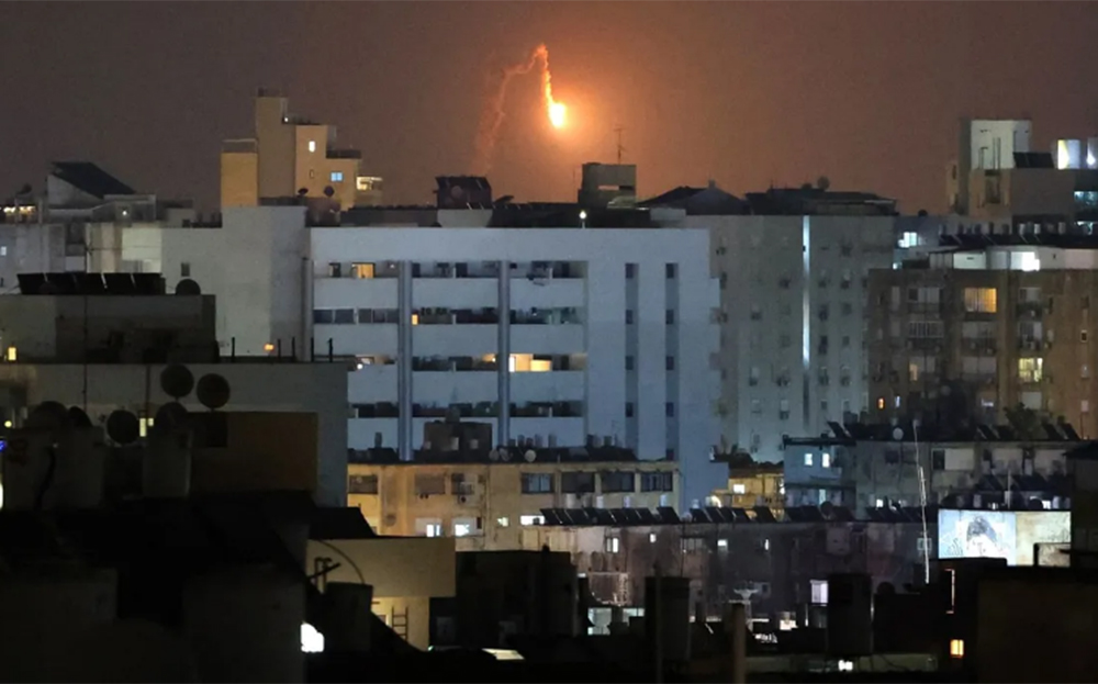 Vệt tên lửa trên bầu trời ở thành phố ven biển Netanya của Israel khi Iran tấn công bằng tên lửa ngày 17/6/2025