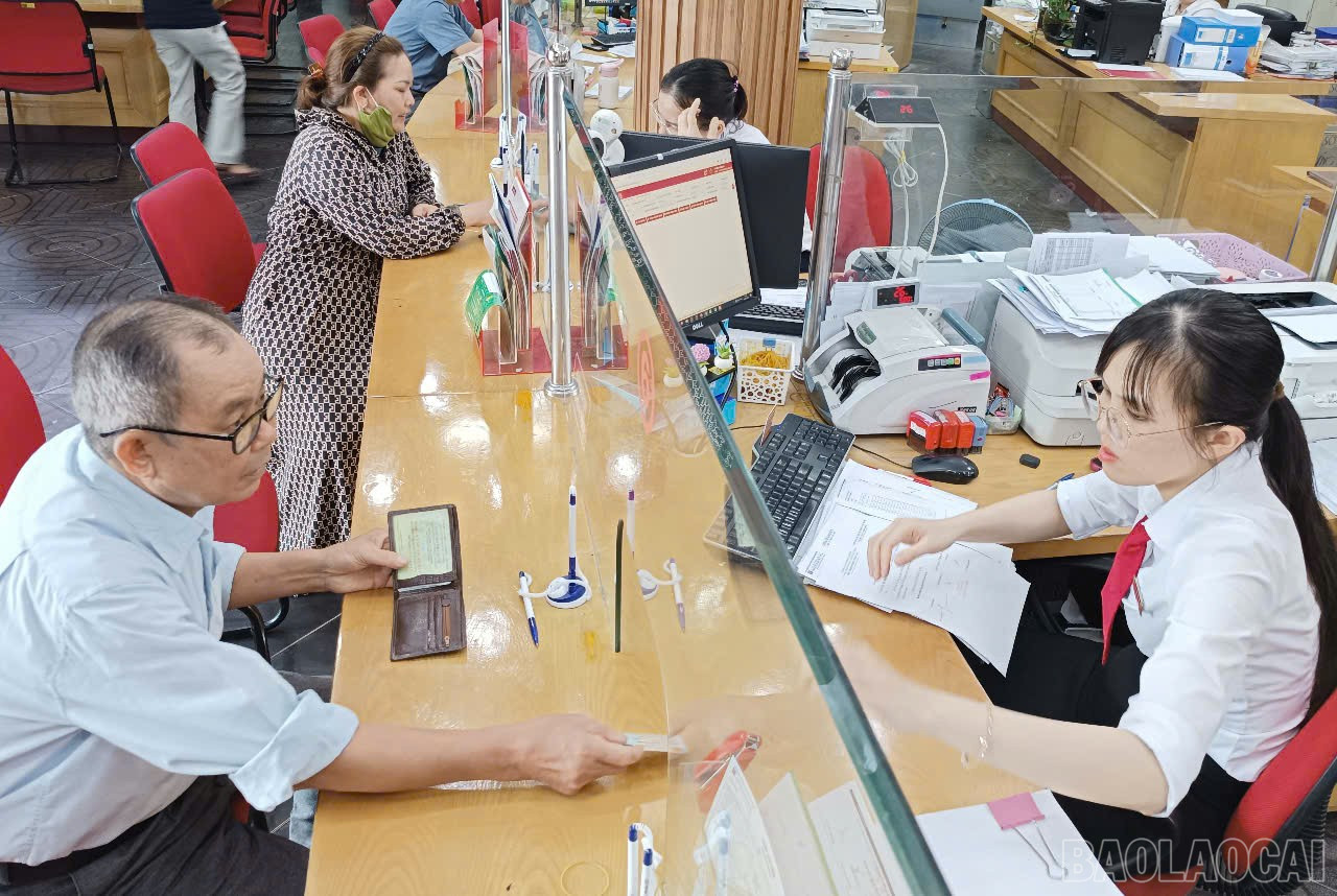 Hoạt động giao dịch tại Ngân hàng Nông nghiệp và Phát triển nông thôn Chi nhánh tỉnh Lào Cai.