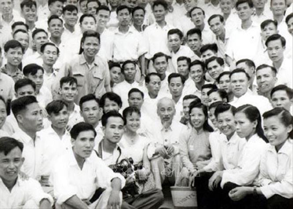Chủ tịch Hồ Chí Minh với các nhà báo, năm 1960. Ảnh: Tư liệu TTXVN