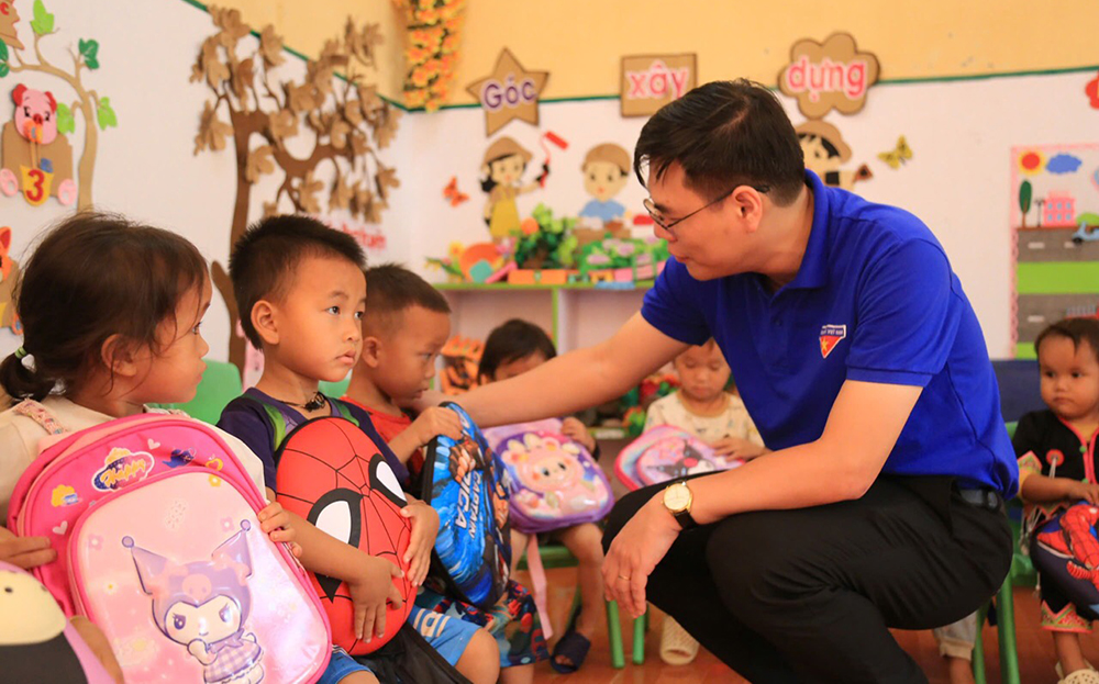 Lãnh đạo Tỉnh đoàn tặng quà cho các em học sinh có hoàn cảnh khó khăn của huyện Trạm Tấu tại Lễ phát động Chiến dịch tình nguyện hè 2025.