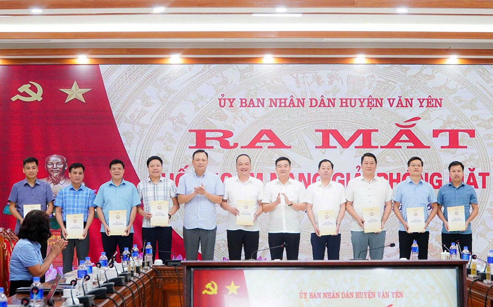 Lãnh đạo huyện Văn Yên trao tặng 