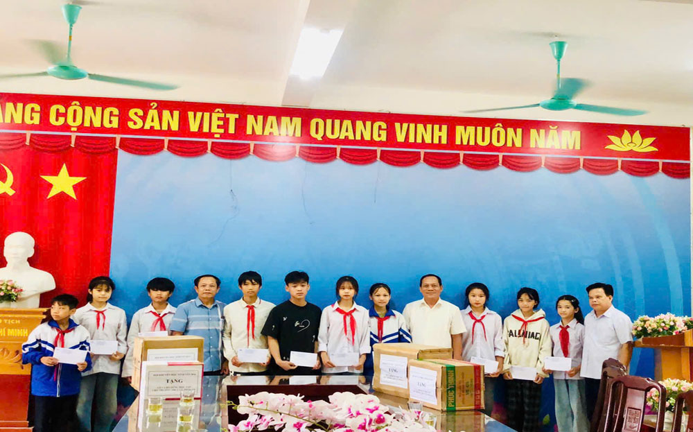 Từ nguồn Quỹ Khuyến học, HKH tỉnh trao học bổng cho học sinh có hoàn cảnh khó khăn Trường Trung học cơ sở xã Minh An, huyện Văn Chấn.
