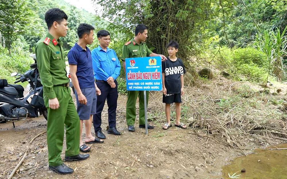 Công an xã Quang Minh, huyện Văn Yên cắm biển cảnh báo nguy hiểm tại khu du lịch sinh thái hợp tác xã Thác nước Minh Khai.