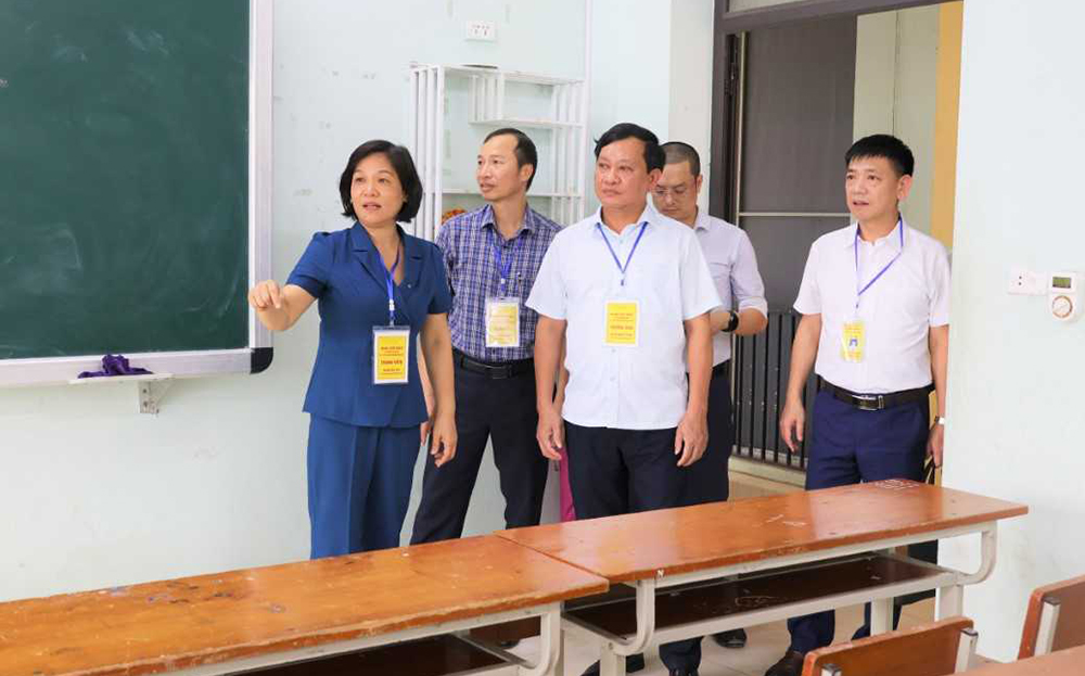 Đoàn công tác kiểm tra cơ sở vật chất tại các trường học.