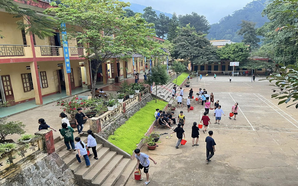 Khuôn viên Trường Phổ thông Dân tộc nội trú THCS huyện Trạm Tấu được đầu tư khang trang, sạch đẹp.