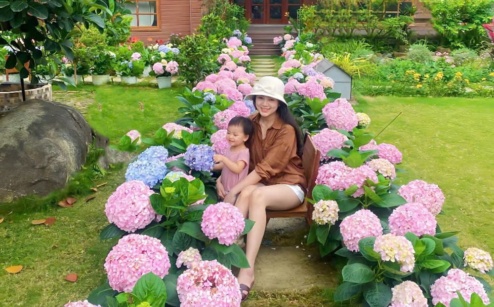 Chị Thu Ngọc cùng gia đình tại An Lành Farm ở xã Bạch Hà, huyện Yên Bình.
