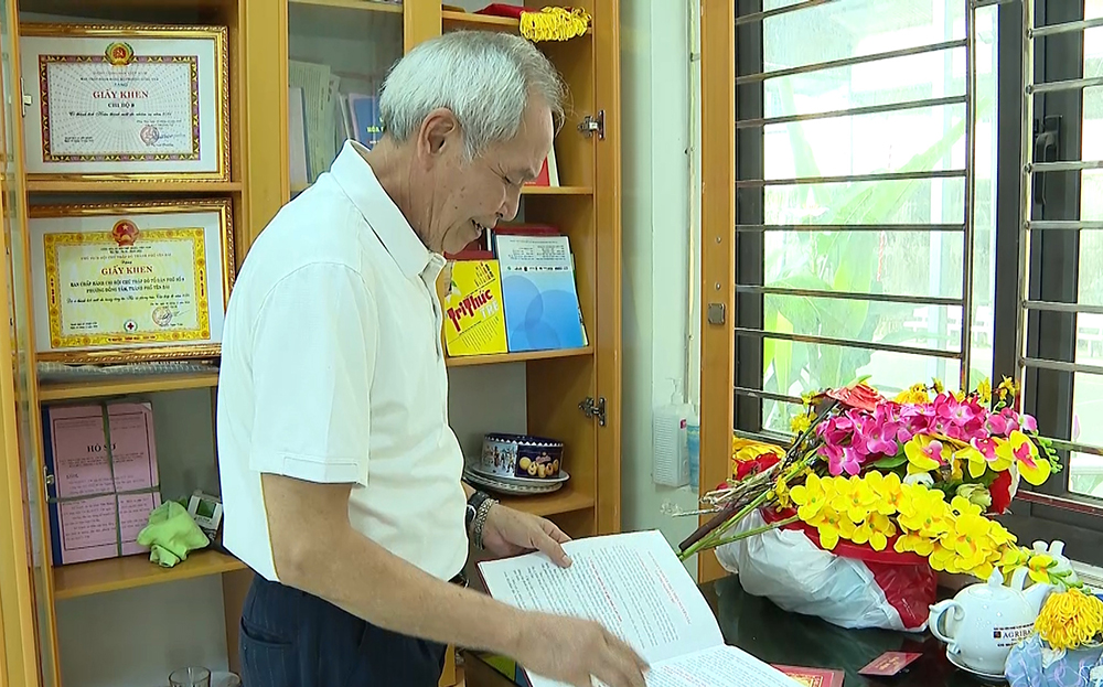 Bí thư Chi bộ tổ dân phố 8, phường Đồng Tâm - Trần Văn Tỳ luôn gương mẫu đi đầu trong mọi hoạt động của Chi bộ, tổ dân phố.