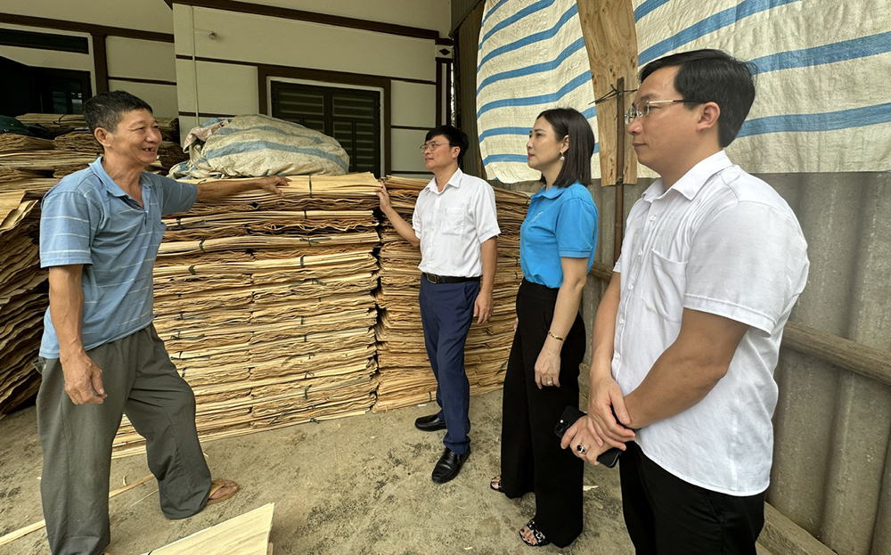 Lãnh đạo BHXH khu vực XVII, BHXH liên huyện Yên Bình - Trấn Yên và xã Tân Hương nắm bắt tình hình người dân tham gia BHYT.