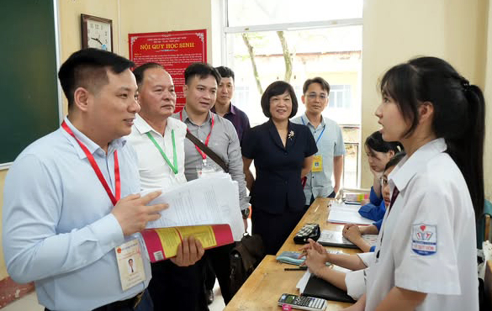Đoàn kiểm tra Bộ Giáo dục và Đào tạo, cùng lãnh đạo Sở Giáo dục và Đào tạo tỉnh Yên Bái kiểm tra công tác chuẩn bị kỳ thi tốt nghiệp THPT tại Trường THPT Lê Qúy Đôn