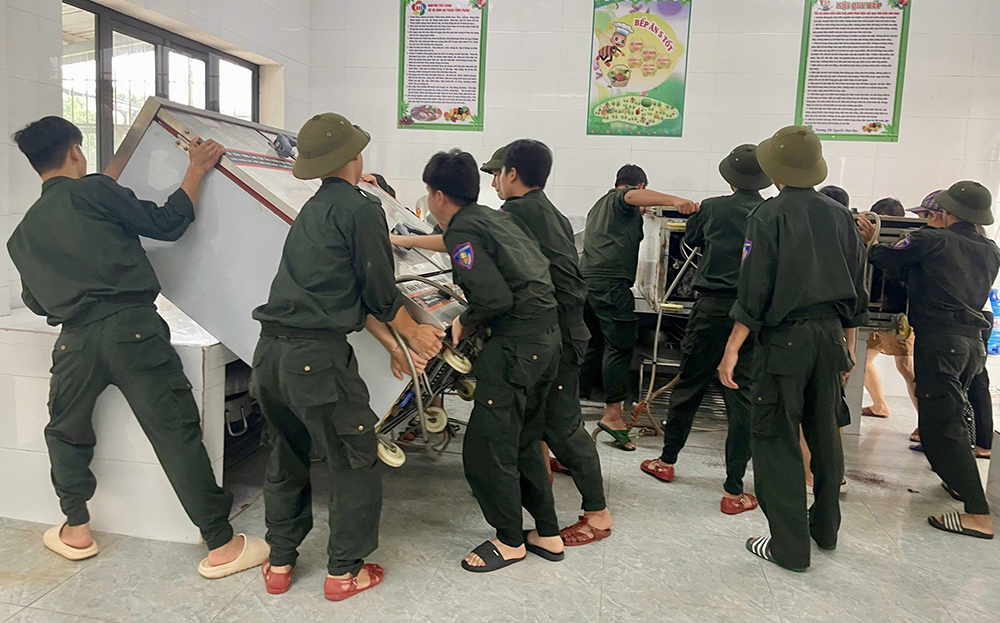 Cán bộ, chiến sĩ cảnh sát cơ động tỉnh Yên Bái vận chuyển trang thiết bị tại Trường Tiểu học Nguyễn Thái Học trong cơn bão số 3 (Yagi) năm 2024.