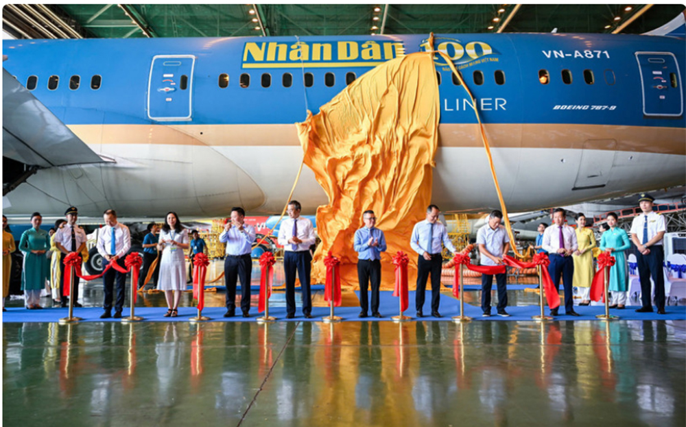 Nhân kỷ niệm 100 năm Ngày Báo chí Cách mạng Việt Nam (21/6/1925-216/2025), Báo Nhân Dân và Vietnam Airlines đã phối hợp ra mắt một chiếc máy bay mang diện mạo đặc biệt.