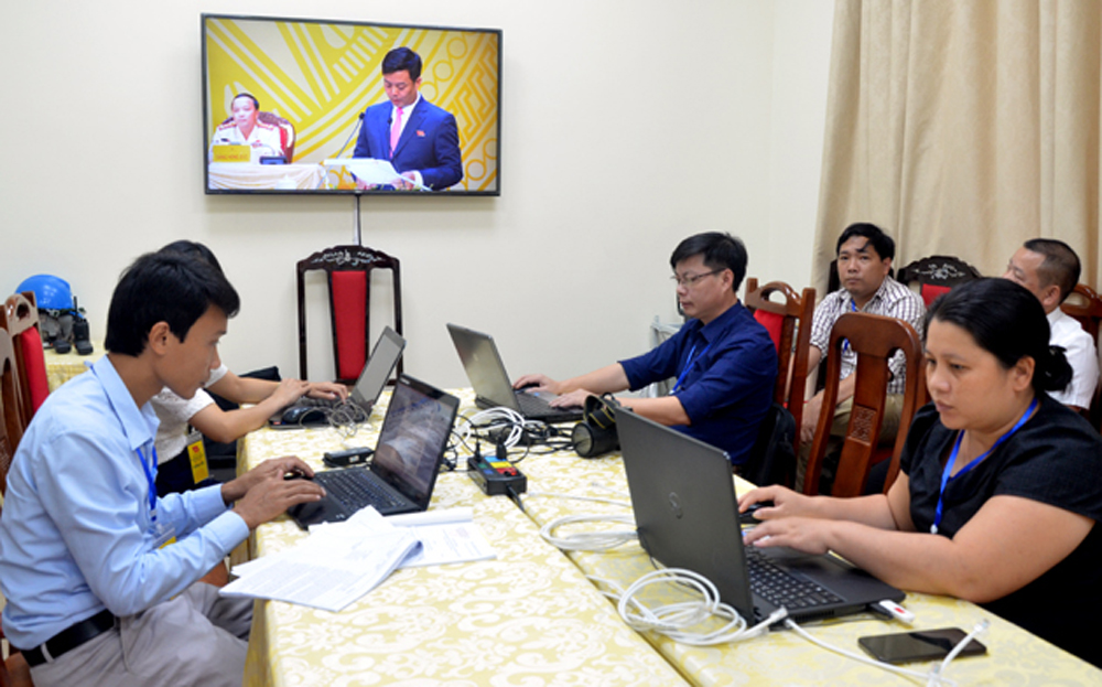 Các phóng viên báo chí Trung ương và địa phương tác nghiệp tại Trung tâm Báo chí trong sự kiện Đại hội Đảng bộ tỉnh Yên Bái lần thứ XIX, nhiệm kỳ 2020 - 2025.