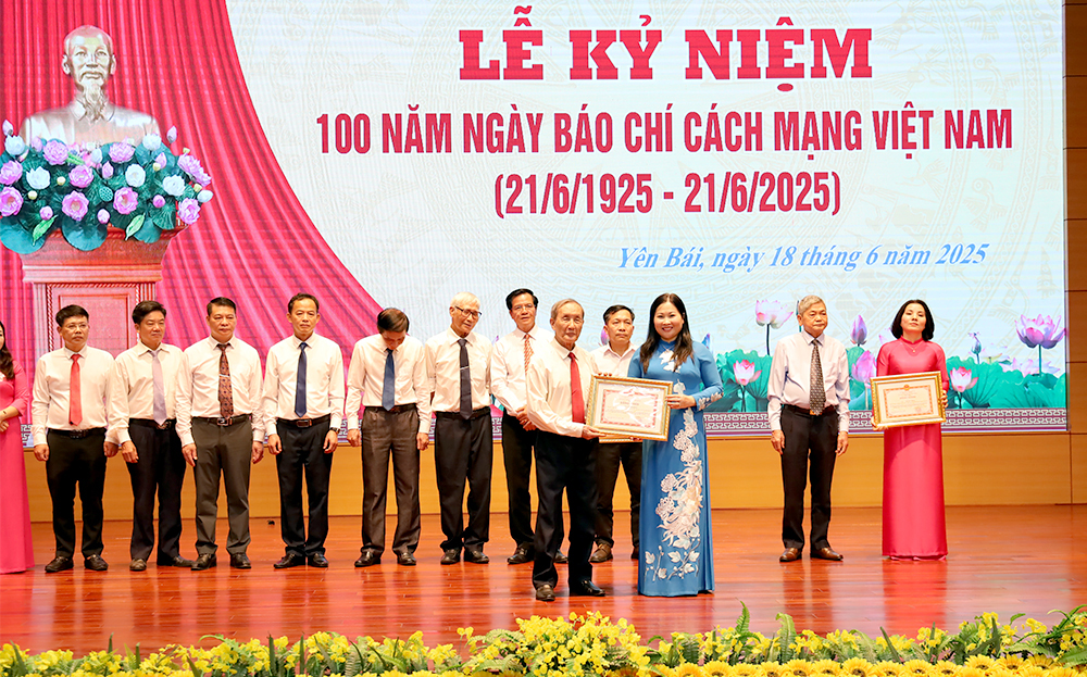 Phó Chủ tịch UBND tỉnh Vũ Thị Hiền Hạnh trao Bằng khen của UBND tỉnh cho nhà báo Nguyễn Thanh Vân nhân dịp kỷ niệm 100 năm Ngày Báo chí cách mạng Việt Nam.