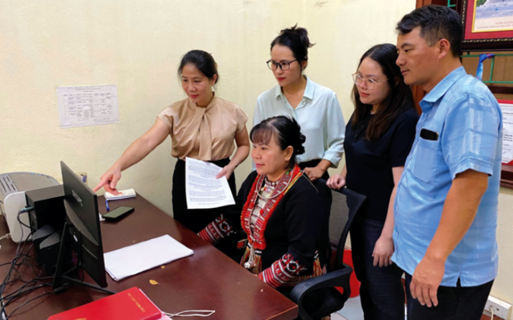 Lãnh đạo Phòng Dân tộc - Báo Yên Bái trao đổi nghiệp vụ chuyên môn với các biên tập viên, phóng viên...