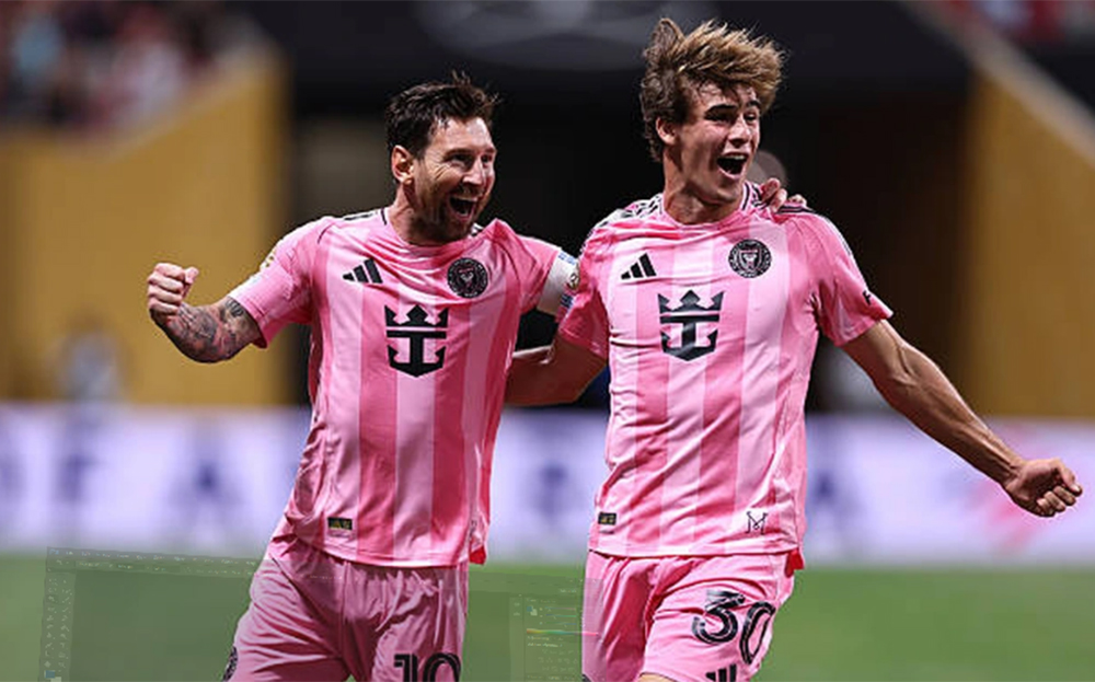 Messi (bên trái) ăn mừng cùng đồng đội sau khi ghi bàn thắng đầu tiên tại FIFA Club World Cup 2025