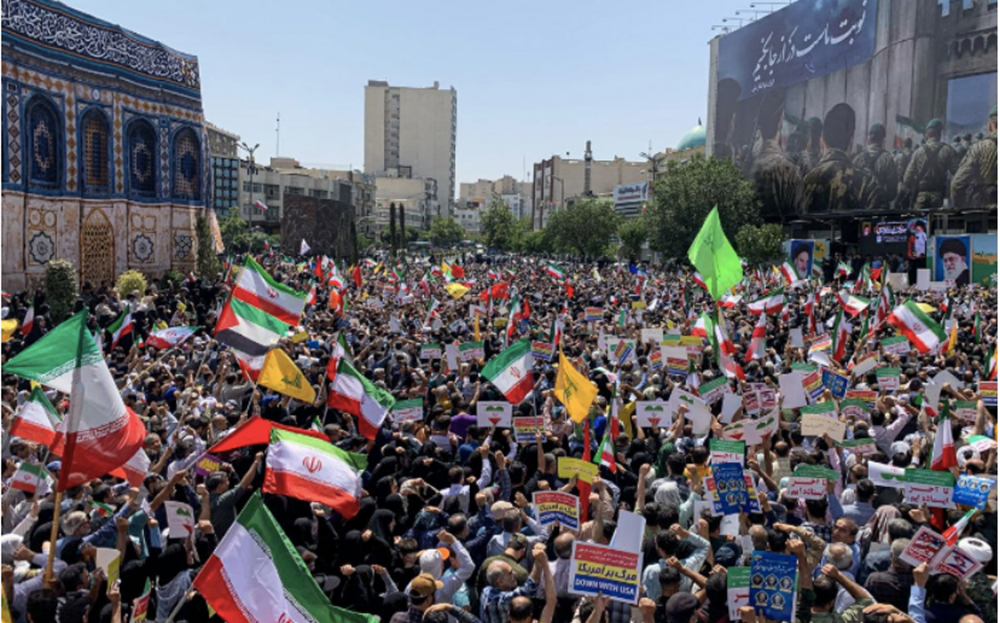 Hàng ngàn người Iran tập trung tại quảng trường chính của Tehran.
