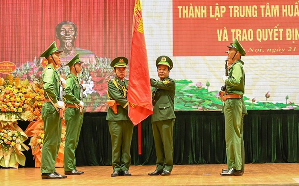 Trung tướng Lê Đức Thái trao Quân kỳ Quyết thắng đối với Trung tâm Huấn luyện - Cơ động Tây Bắc.