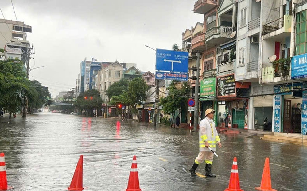 Lực lượng CSGT Công an tỉnh Thái Nguyên phân luồng giao thông tại khu vực đường ngập sâu.