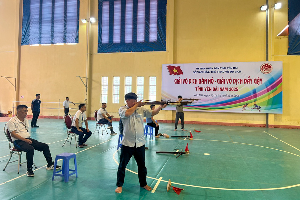 Các VĐV thi đấu nội dung đứng bắn nỏ tại Giải vô địch Bắn nỏ - Đẩy gậy tỉnh Yên Bái năm 2025.
