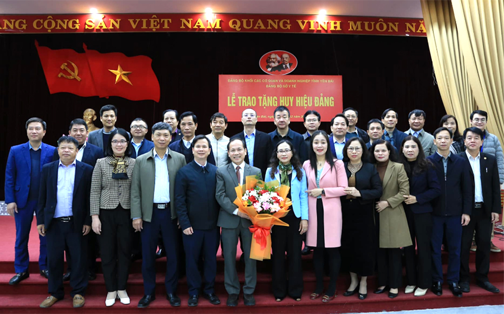 Đảng bộ Sở Y tế tặng hoa chúc mừng đồng chí Lương Quốc Dũng tại Lễ trao tặng Huy hiệu 30 năm tuổi Đảng