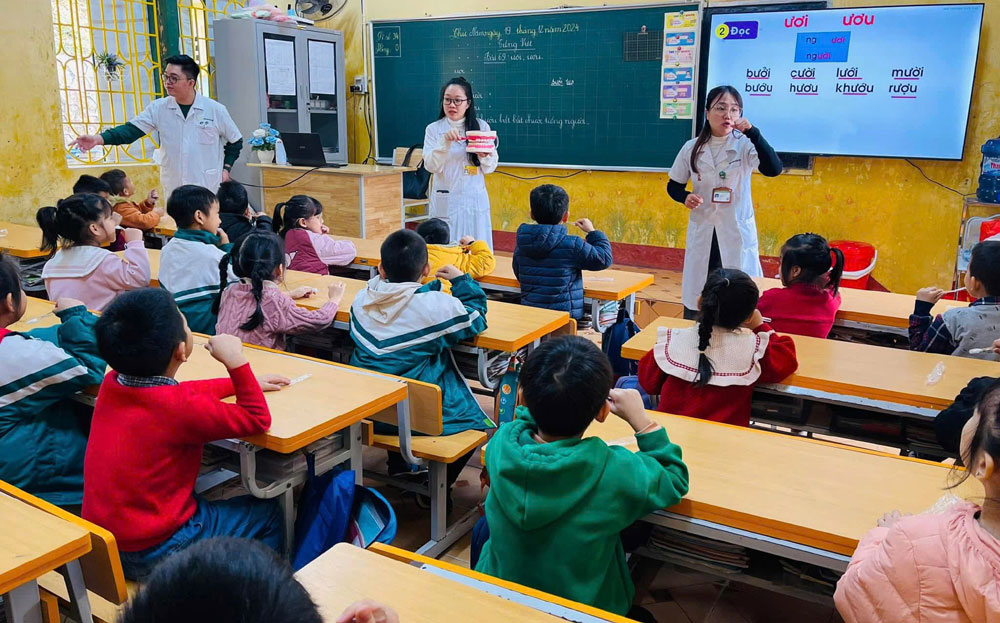 dafabet dang nhap sinh Trường Tiểu dafabet dang nhap Kim Đồng, thành phố Yên Bái được hướng dẫn cách chăm sóc răng miệng.