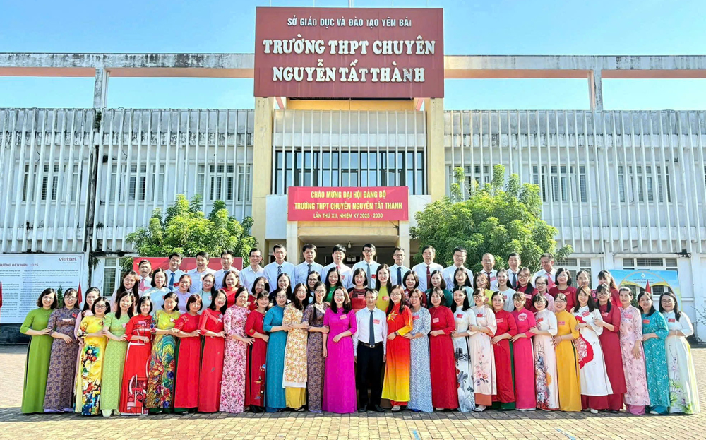Đảng bộ Trường THPT Chuyên Nguyễn Tất Thành lấy việc thực hiện mô hình 