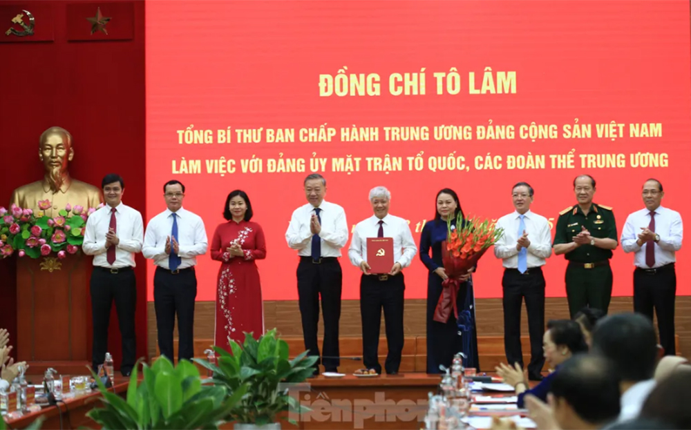 Tổng Bí thư Tô Lâm trao Quyết định số 304-QĐ/TW của Bộ Chính trị về chức năng, nhiệm vụ, tổ chức bộ máy Cơ quan Ủy ban Trung ương MTTQ Việt Nam.