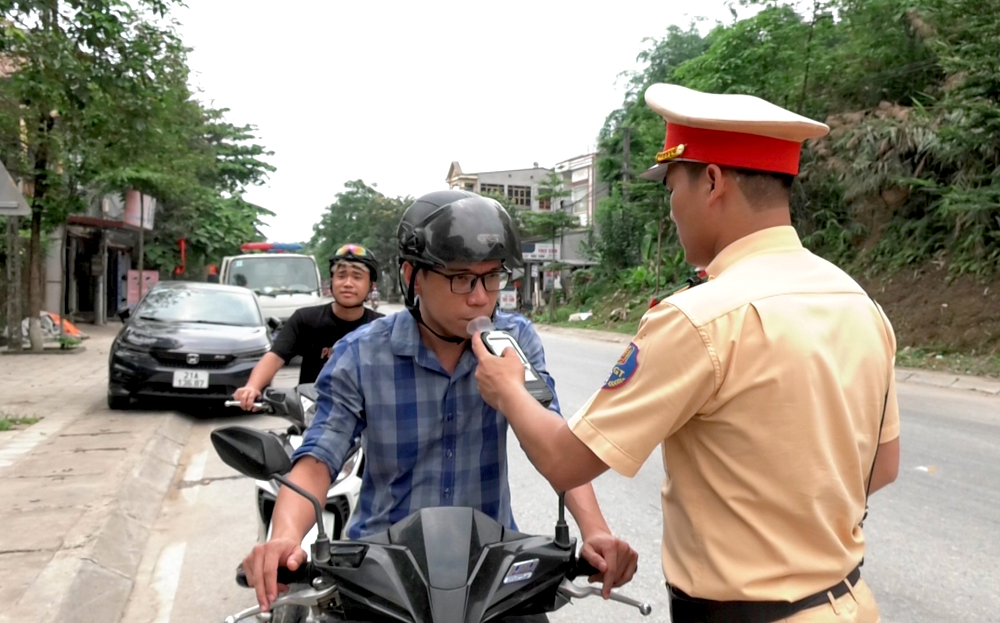 Cán bộ Đội CSGT số 3, phòng CSGT, Công an tỉnh tăng cường công tác tuần tra, kiểm soát đảm bảo an ninh trật tự trên tuyến địa bàn phụ trách.