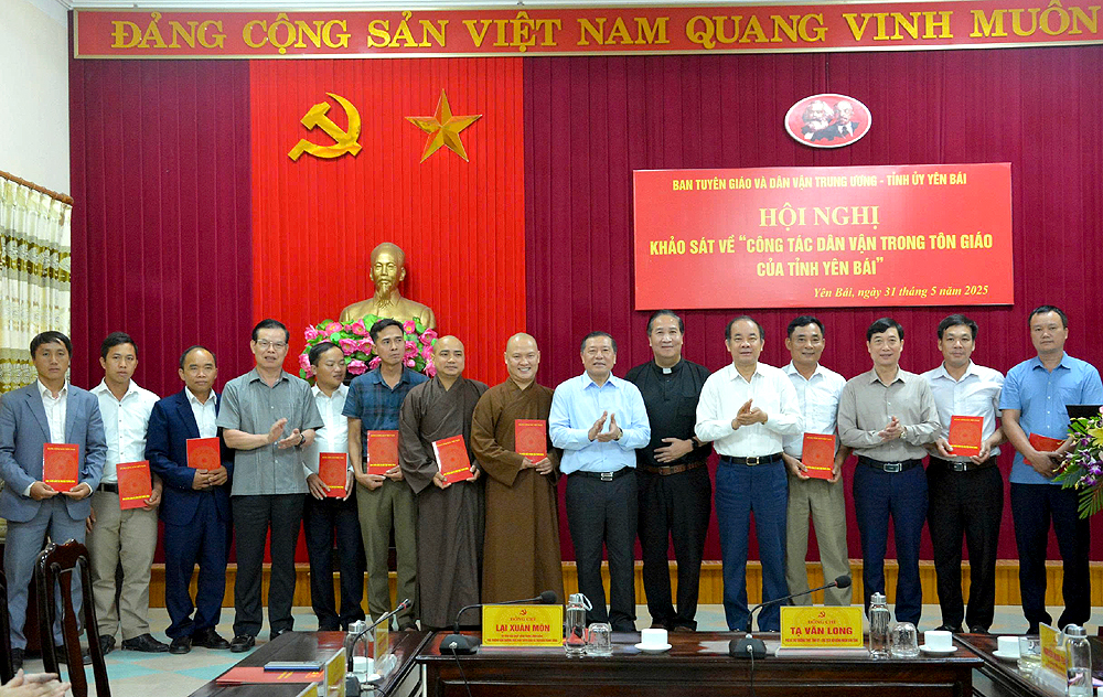 Lãnh đạo Ban Tuyên giáo và Dân vận Trung ương và Phó Bí thư Thường trực Tỉnh ủy Tạ văn Long trao quà cho chức sắc, chức việc các tôn giáo trên địa bàn tỉnh Yên Bái
