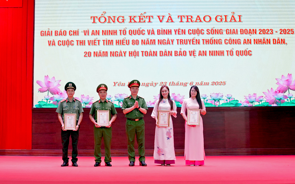 Đại tá Đinh Xuân Thiệp, Phó Giám đốc Công an tỉnh Yên Bái trao giải A Giải báo chí với chủ đề “Vì an ninh Tổ quốc và bình yên cuộc sống”, giai đoạn 2023 - 2025 cho các tác giả, nhóm tác giả
