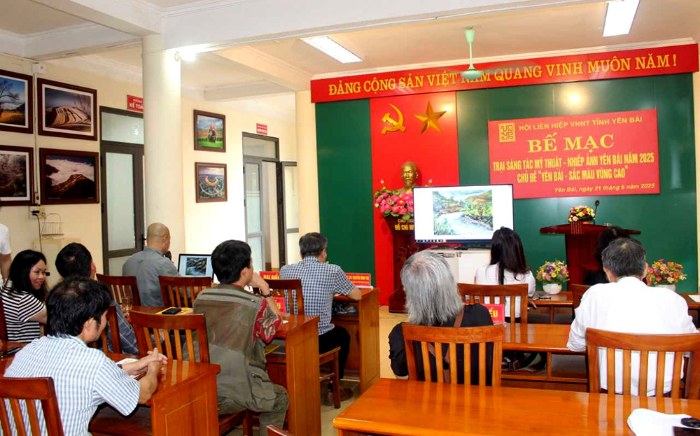 Các tác giả tham dự Trại cùng xem lại các tác phẩm đã sáng tác trong chuyến thực tế Mù Cang Chải.