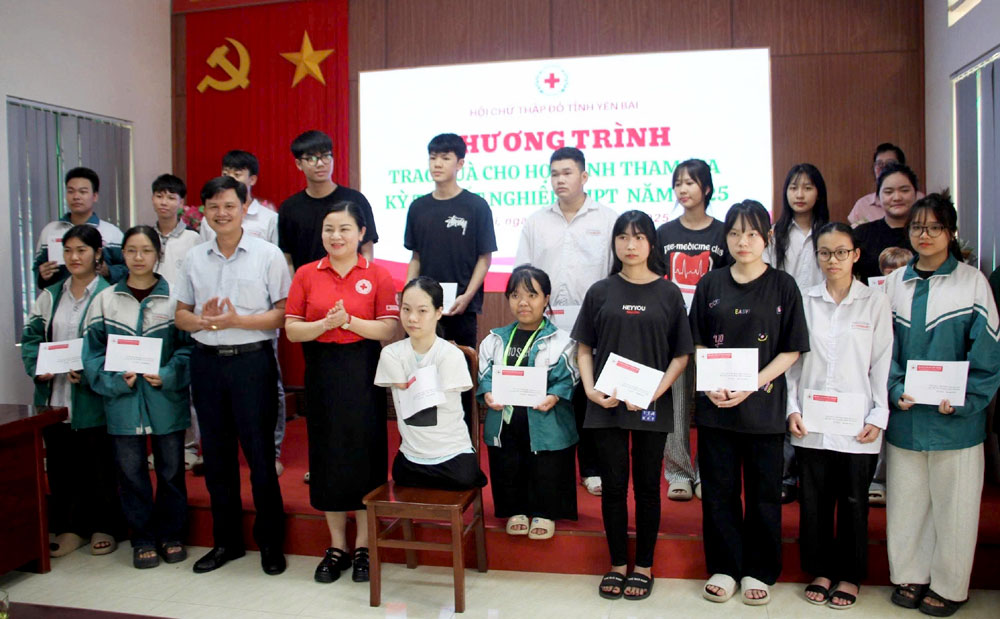 Đại diện lãnh đạo Hội Chữ thập đỏ tỉnh và đại diện Ban Giám hiệu Trường THPT Lý Thường Kiệt, thành phố Yên Bái trao hỗ trợ cho học sinh có hoàn cảnh khó khăn tham gia Kỳ thi tốt nghiệp THPT năm 2025.