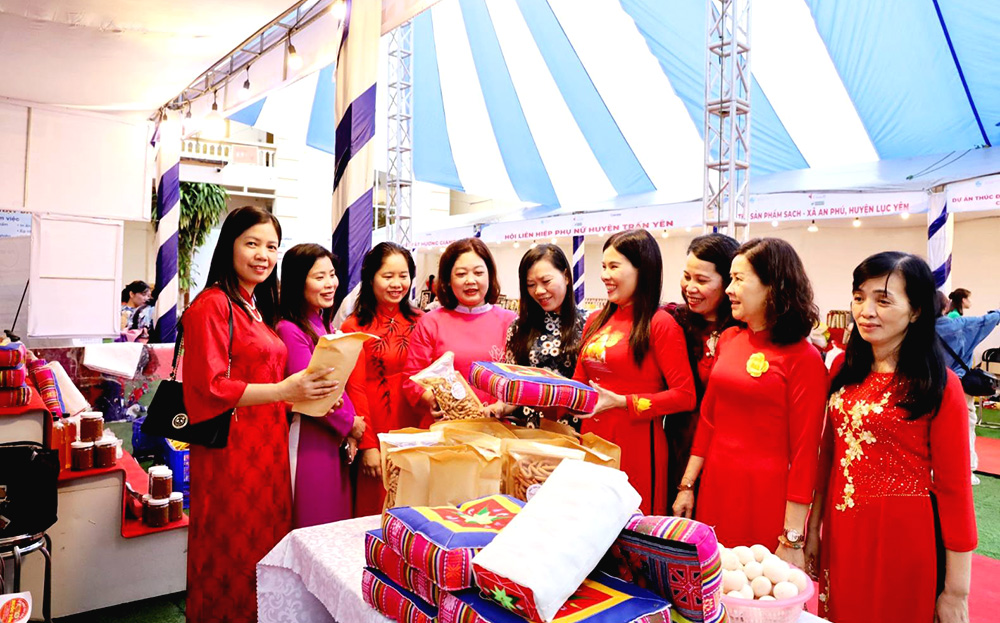 Cán bộ cơ quan chuyên trách Hội LHPN tỉnh tham gia hoạt động hội chợ quảng bá, giới thiệu sản phẩm sản xuất, kinh doanh của phụ nữ Yên Bái.